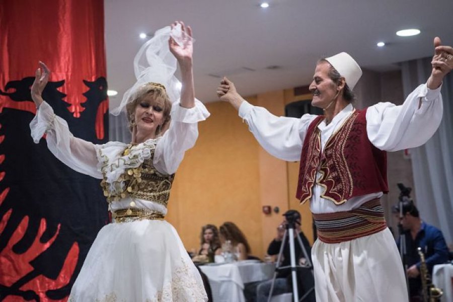 FOTO GALERI Presidenti Ilir Meta jep “Nderi i Kombit” për valltarët, Rexhep Çeliku dhe Liljana Cingu