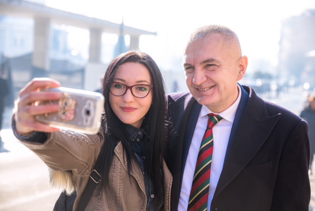 FOTO GALERI/ Mitropoliti i Korçës dhuratë Presidentit Ilir Meta, portretin e Sheh Ilirit