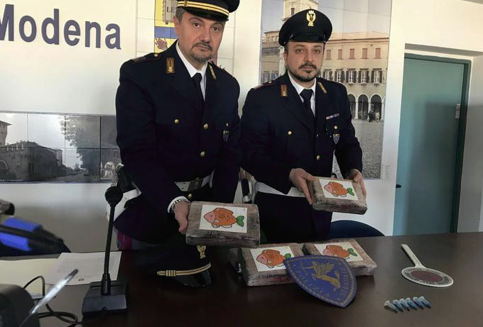 FOTO/ Itali, makina me gjobat e papaguara, “merr më qafë” shqiptarin pas kontrollit…