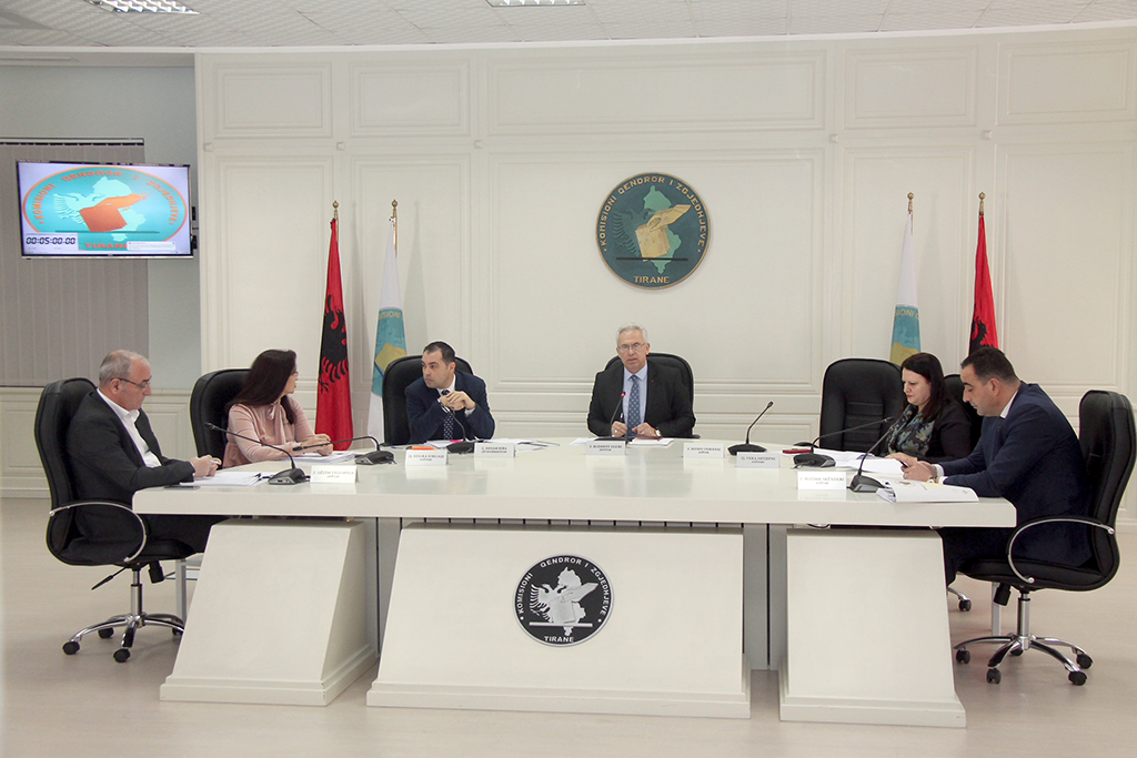 ZYRTARE/ KQZ sqaron vendimet e saj për mandatet e dy deputetëve dhe të një kryebashkiaku