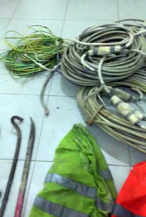 EMRA & FOTO GALERI/ Tiranë, arrestohen 3 persona, tmerri i vjedhjeve të kabujve elektrik dhe aksesorëve të automjeteve