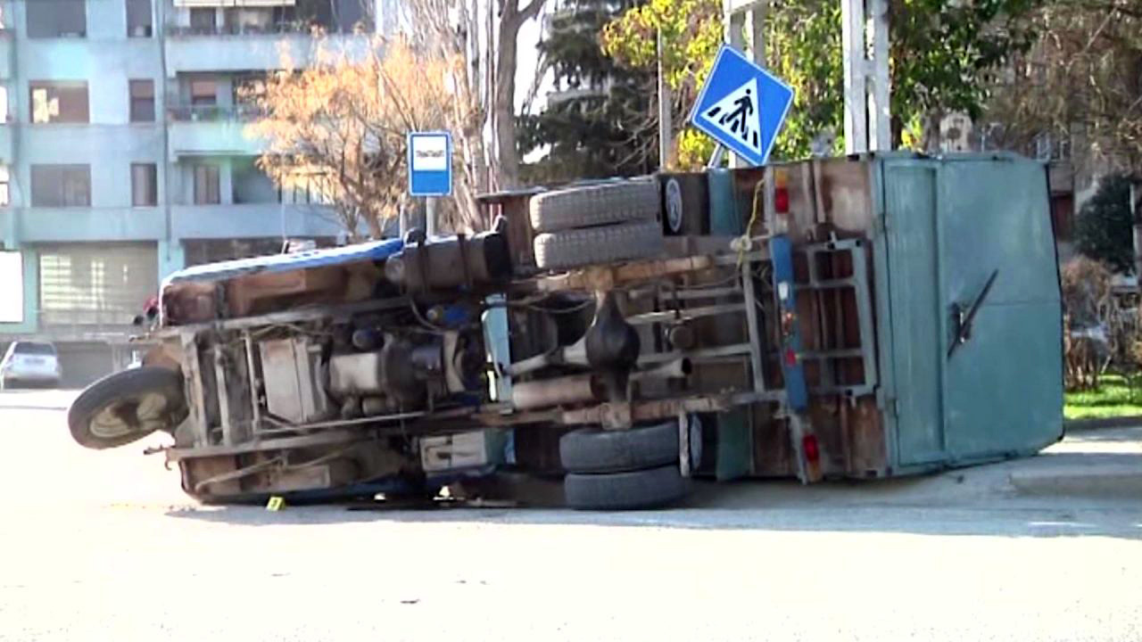 FOTO GALERI/ Vlorë, kamionçina përmbyset në rrugë, dy të plagosur