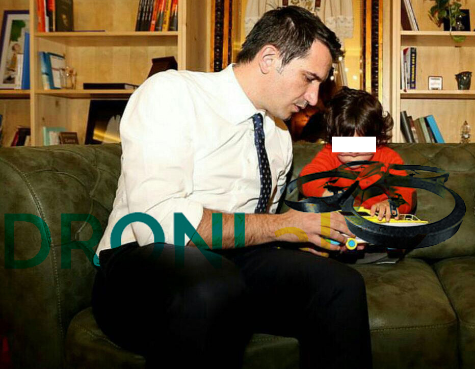 FOTO SKANDAL/ Erion Veliaj blen 5000 euro divan për të shtrirë këmbët në zyrë