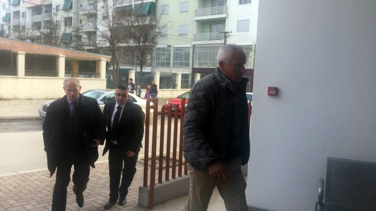 PËRPLASJA & FOTO/ Elbasan, prokurori Dritan Gina nuk i liron zyrën të komanduarit prej Arta Markut