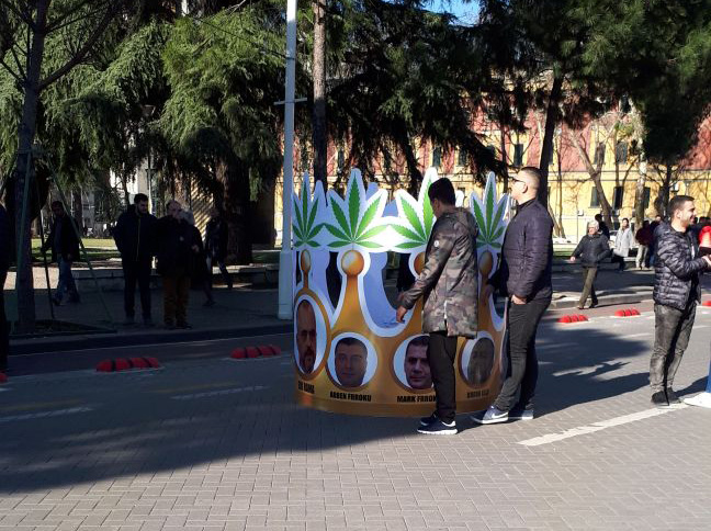 FOTO GALERI/ Në protestën e opozitës edhe “kurora e trafikut”, nuk mungojnë Rama e Tahiri por edhe Habilaj Balili, Shullazi…, etj
