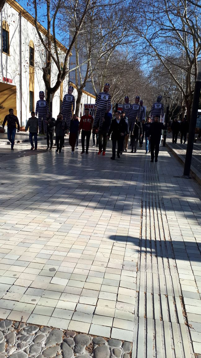 VIDEO & FOTO GALERI/ Protestuesit veshin Ramën, Tahirin por edhe Habilajn, Balilin, Shullazin …etj…, etj…., me uniformën e burgut