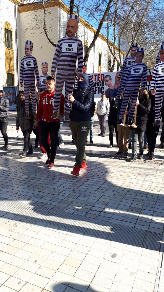 VIDEO & FOTO GALERI/ Protestuesit veshin Ramën, Tahirin por edhe Habilajn, Balilin, Shullazin …etj…, etj…., me uniformën e burgut