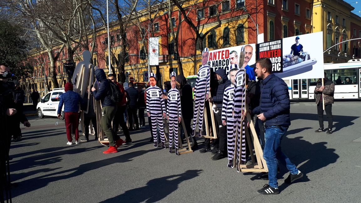 VIDEO & FOTO GALERI/ Protestuesit veshin Ramën, Tahirin por edhe Habilajn, Balilin, Shullazin …etj…, etj…., me uniformën e burgut