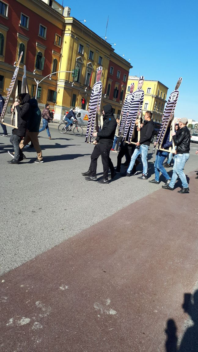 VIDEO & FOTO GALERI/ Protestuesit veshin Ramën, Tahirin por edhe Habilajn, Balilin, Shullazin …etj…, etj…., me uniformën e burgut