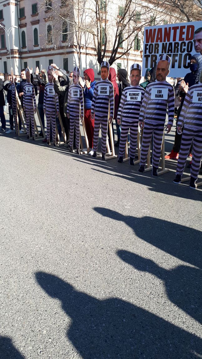 VIDEO & FOTO GALERI/ Protestuesit veshin Ramën, Tahirin por edhe Habilajn, Balilin, Shullazin …etj…, etj…., me uniformën e burgut