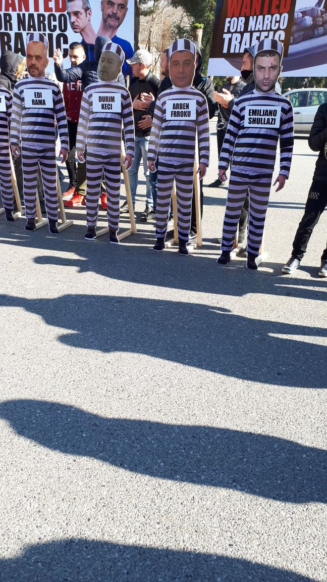 VIDEO & FOTO GALERI/ Protestuesit veshin Ramën, Tahirin por edhe Habilajn, Balilin, Shullazin …etj…, etj…., me uniformën e burgut