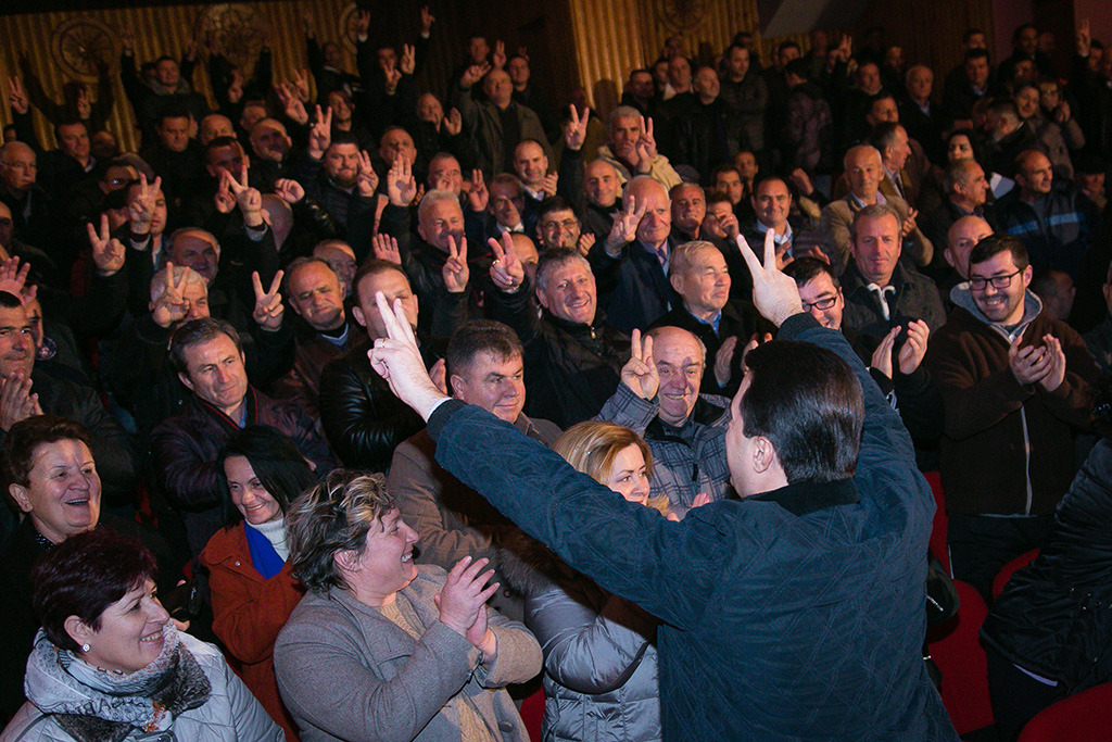 FOTO/ Basha: Rama ka 400 milionë lekë fond për makina luksi dhe s’ka lekë për ilaçet e sëmurëve me kancer