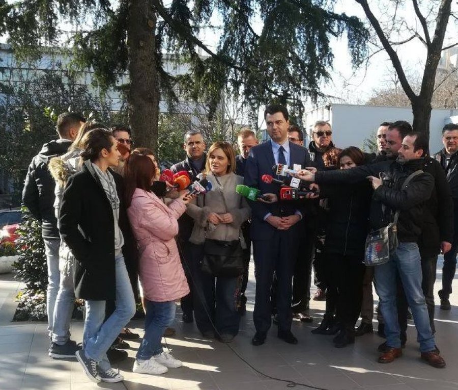 Apelon Kryemadhi: Ejani me fëmijët nesër në protestë, por kujdes nga provokatorët