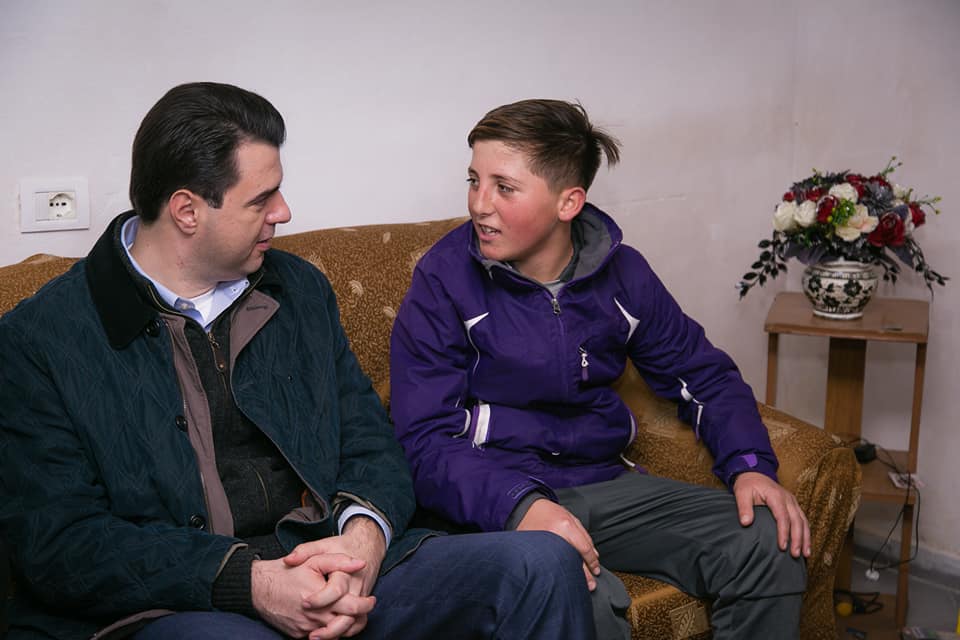 FOTO GALERI/ Mesazhi i fortë i Lulzim Bashës – Fotot e mjerimit, lufta për bukën e gojës