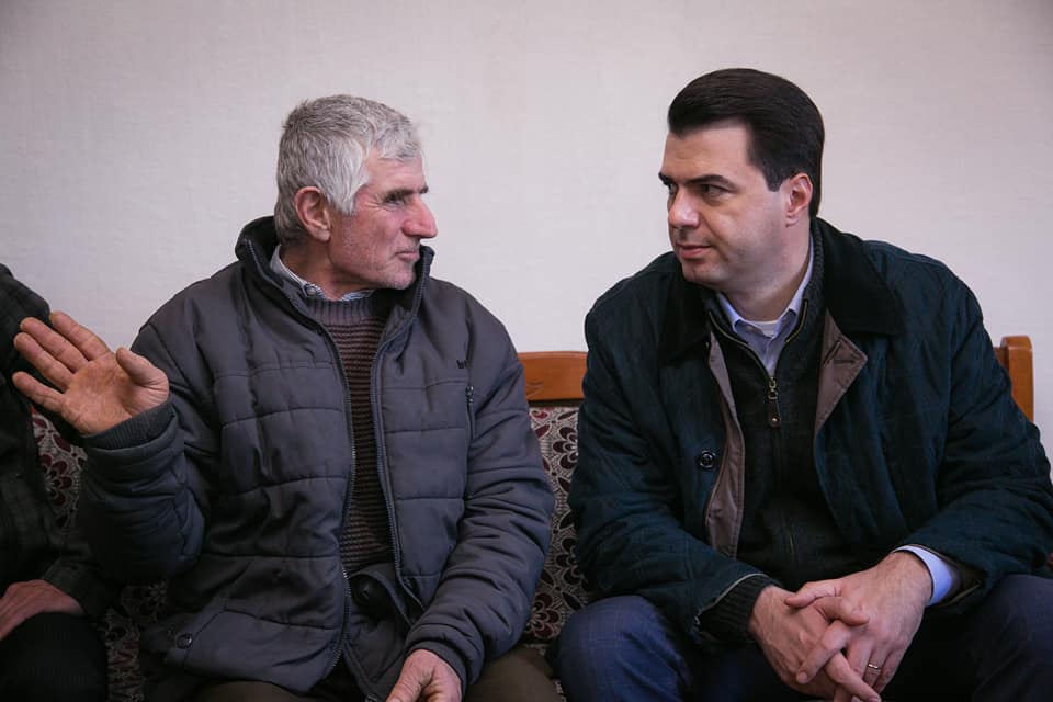 FOTO GALERI/ Mesazhi i fortë i Lulzim Bashës – Fotot e mjerimit, lufta për bukën e gojës