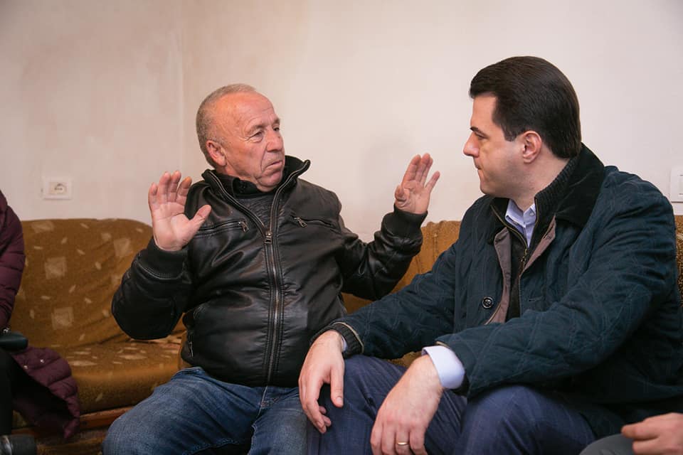 FOTO GALERI/ Mesazhi i fortë i Lulzim Bashës – Fotot e mjerimit, lufta për bukën e gojës