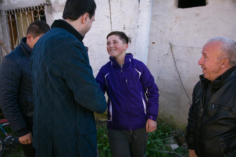 FOTO GALERI/ Mesazhi i fortë i Lulzim Bashës – Fotot e mjerimit, lufta për bukën e gojës