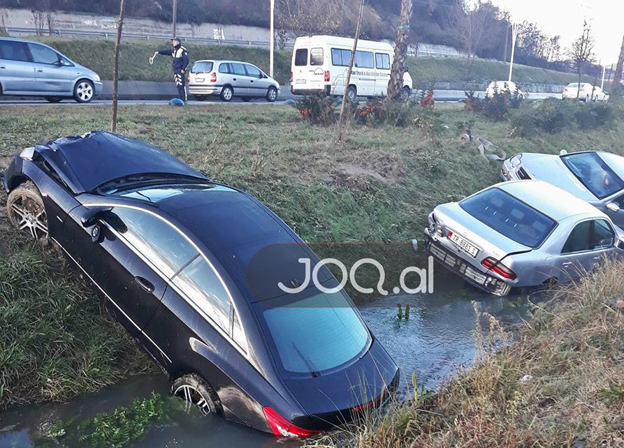 FOTO/ Aksident në autostradën Tiranë – Durrës, 3 automjete përfundojnë në kanal