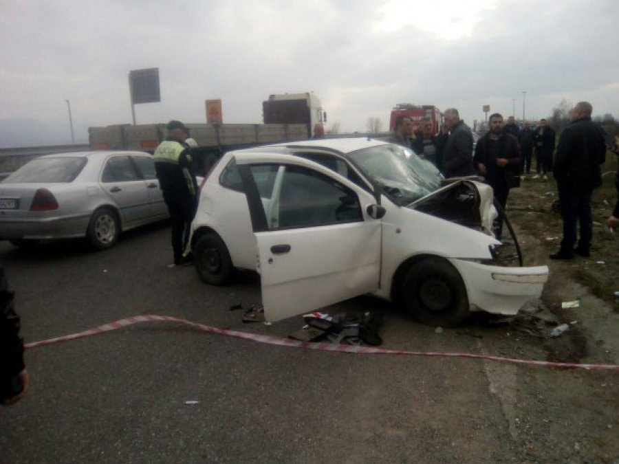 FOTO/ Aksidenti në Mamurras, ndërron jetë një vajzë plagosen e 3 persona të tjerë