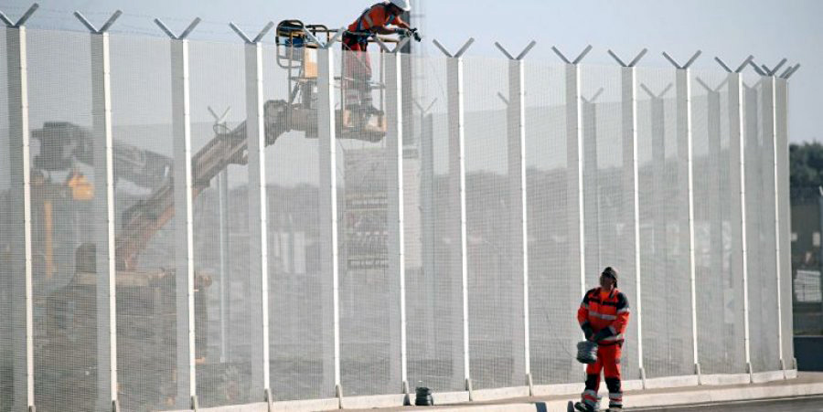 Britania milionë 150 milionë paund për burgosjen e emigrantëve mes gardheve e betoneve