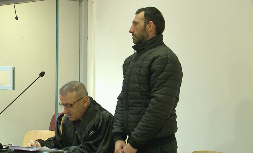 DETAJE & FOTO/ Babai i 3 fëmijëve kërcënonte të dashurën 17 vjeçe: Leket ose të nxora fotot intime