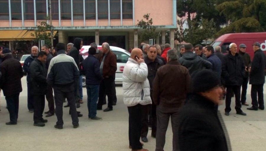 Naftëtarët paralajmërojnë: Edi Rama të gjejë zgjidhje, përndryshe do të hedhim në erë uzinën