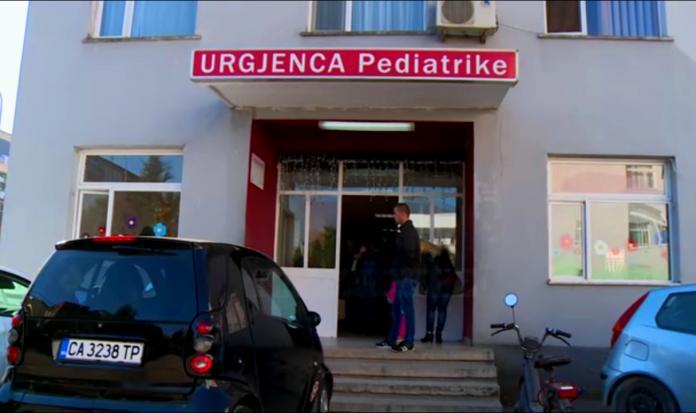 Panik te Pediatria, polici “pacient” nxjerr armën pas sherrit dhe “vulos” radhën