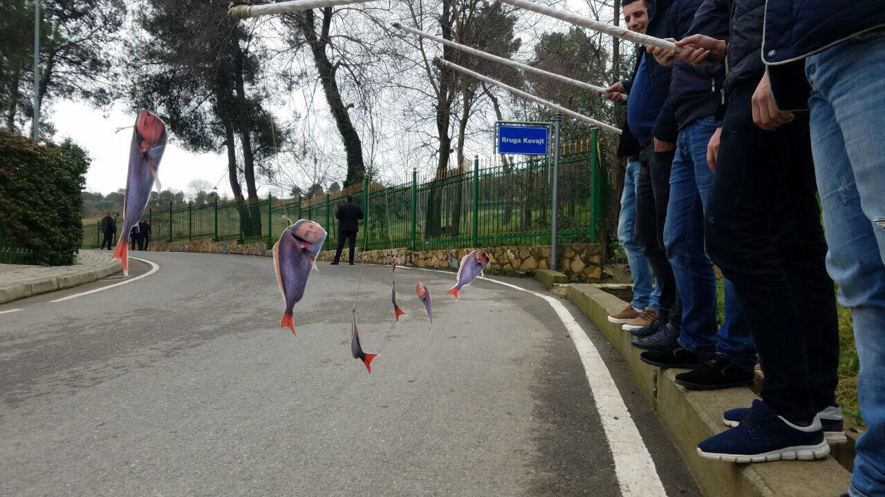 VIDEO & FOTO GALERI/ Te “dera” e Asamblesë së PS, fillon sezoni i gjuetisë së “peshqve të mëdhenj”