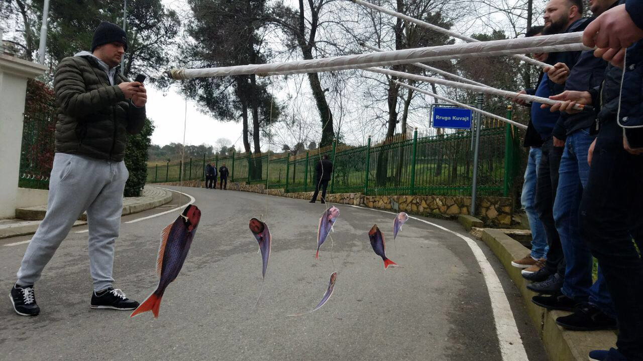 VIDEO & FOTO GALERI/ Te “dera” e Asamblesë së PS, fillon sezoni i gjuetisë së “peshqve të mëdhenj”