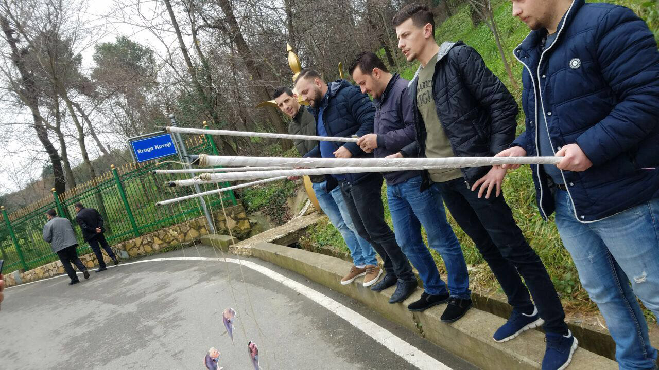 VIDEO & FOTO GALERI/ Te “dera” e Asamblesë së PS, fillon sezoni i gjuetisë së “peshqve të mëdhenj”