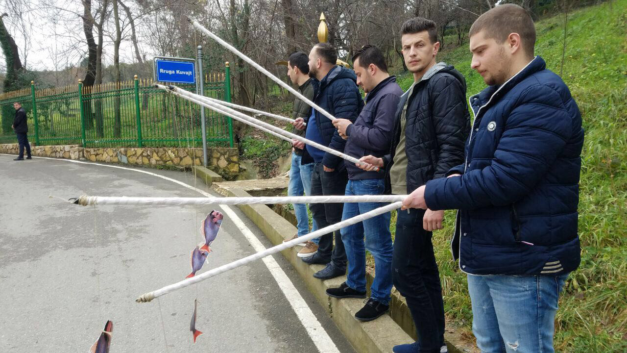 VIDEO & FOTO GALERI/ Te “dera” e Asamblesë së PS, fillon sezoni i gjuetisë së “peshqve të mëdhenj”