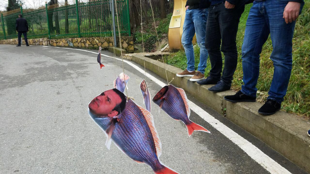 VIDEO & FOTO GALERI/ Te “dera” e Asamblesë së PS, fillon sezoni i gjuetisë së “peshqve të mëdhenj”