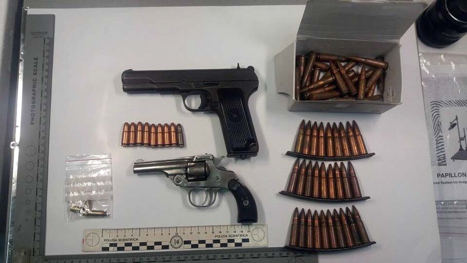 EMRA & FOTO/ Fier, plagosja me armë e 19-vjeçarit, arrestohet i riu bashkë me të fejuarën – Ju bllokohen edhe dy psitoleta