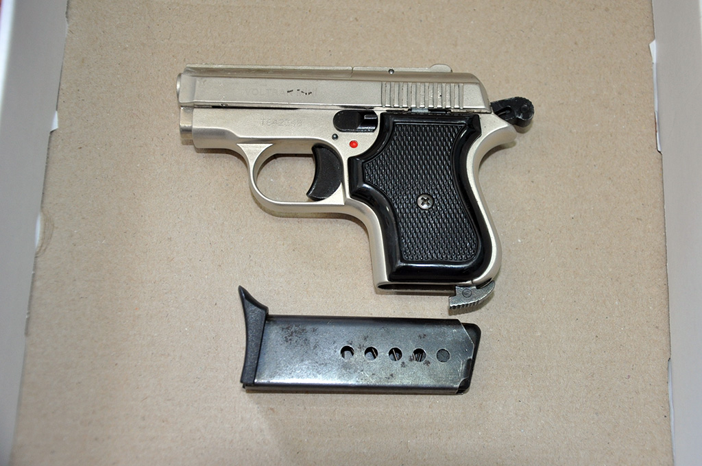 FOTO/ Pogradec, prangosen dy 16-vjeçar për një pistoletë “Voltran”