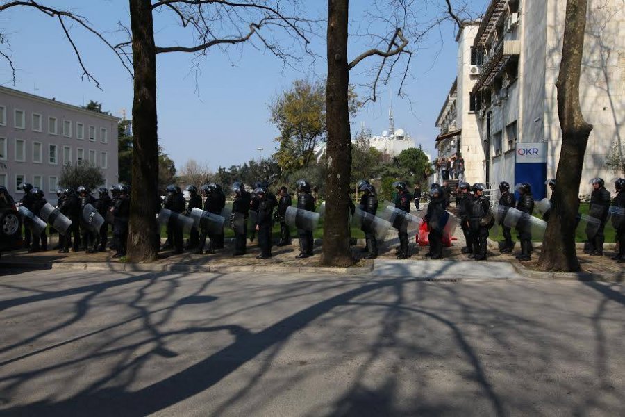 FOTO LAJM/ Protesta e opozitës, Policia “armatoset deri në dhëmbë”