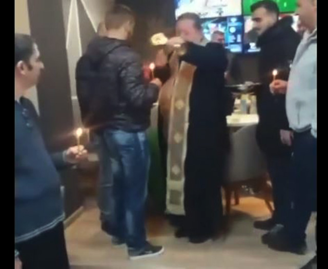 VIDEO/ E rrallë në Korçë, prifti bekon bastexhinjtë në loto sport