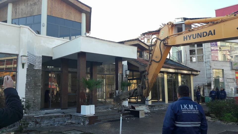 VIDEO GALERI/ Fier, IKMT nis shembjet me eksploziv të objekteve përgjatë lumit Gjanica