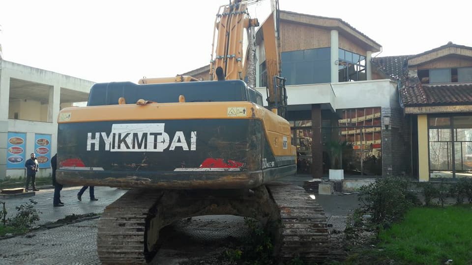 VIDEO GALERI/ Fier, IKMT nis shembjet me eksploziv të objekteve përgjatë lumit Gjanica