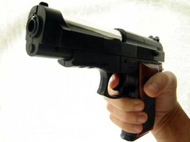 Itali, shqiptari terrorizon të rinjtë me armë lodër: Në gjunjë ose ju vrava