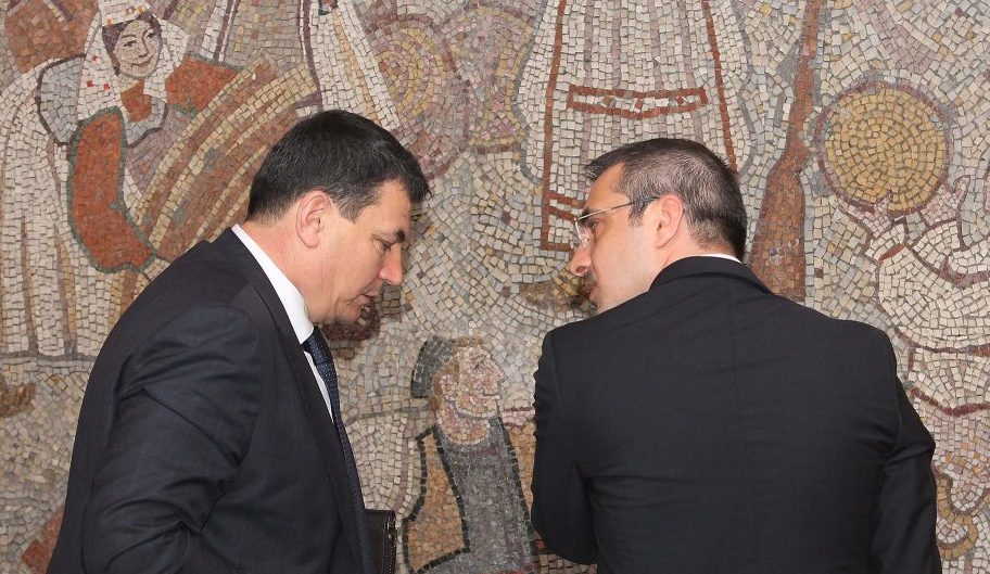 FOTO LAJM/ Vangjush Dako është cub, parkon makinën në trotuar dhe nuk pje*dh