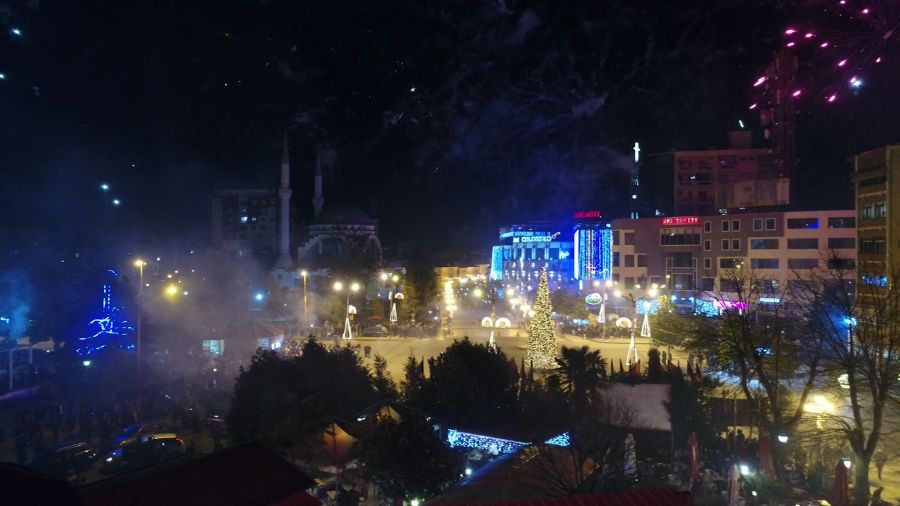 VIDEO/ Shkodra “nën ndriçimin” e fishekzjarrëve, shijoni pamjet nga droni të ndërrimit të viteve