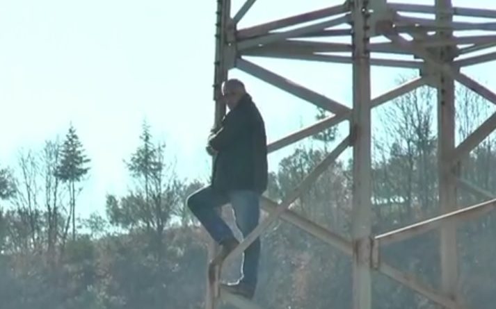 EMRI & FOTO/ Tiranë, i rrëmbejnë pronën, hipën në shtyllë dhe kërcënon të hidhet nga lartësia