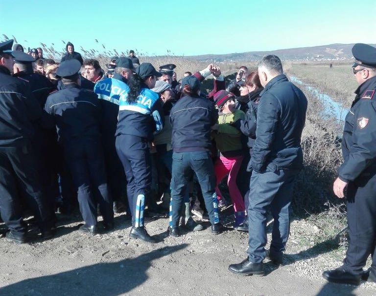 FOTO & VIDEO GALERI/ Fier, kundër inceleratorit – Pamje të rënda, policia dhunon banorët e Mbrostarit