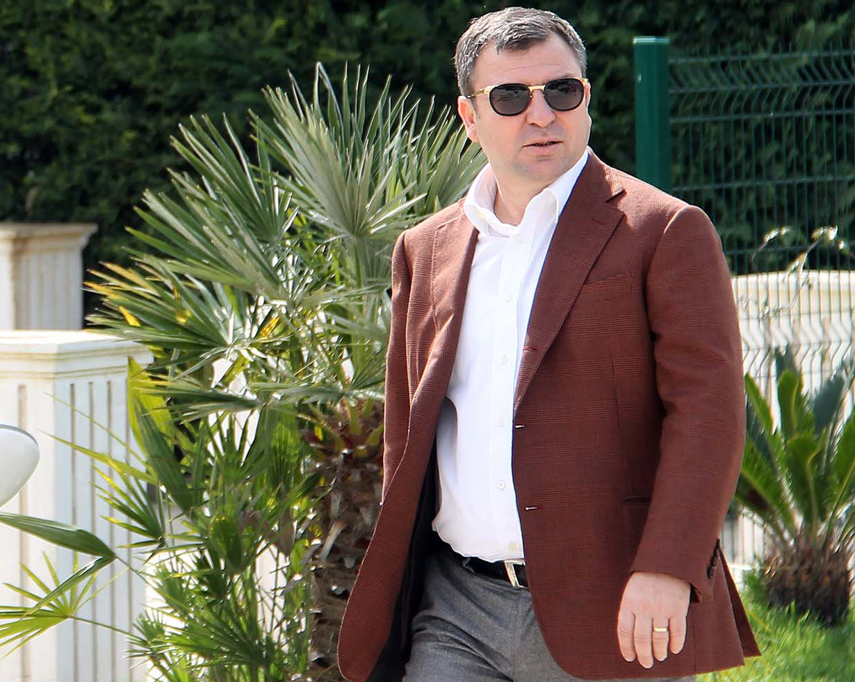 FOTO LAJM/ Vangjush Dako është cub, parkon makinën në trotuar dhe nuk pje*dh