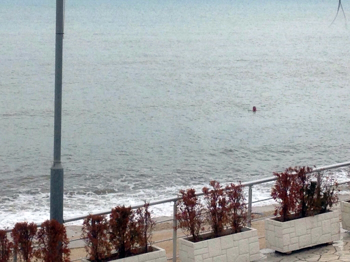 FOTO & VIDEO/ Vlonjatin “e zë vapa”, zhytet në det që në 2 janar