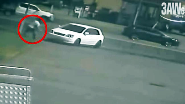 VIDEO/ Makina përplas me forcë kalimtarin, reagimi “viktimës” çudit edhe policinë