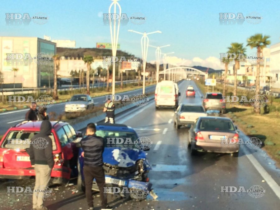 FOTO GALERI/ Tjetër aksident në autostradën Tiranë – Durrës, përplasen midis tyre 4 automjete