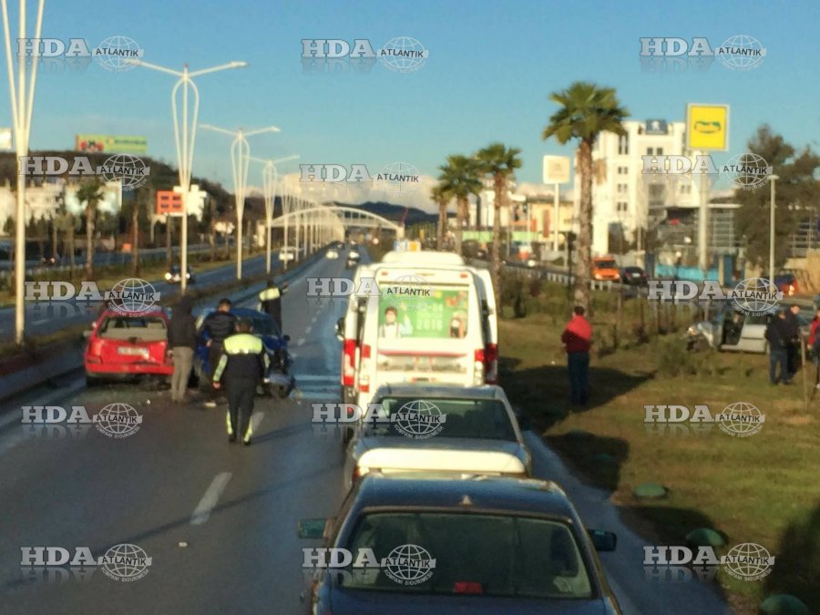 FOTO GALERI/ Tjetër aksident në autostradën Tiranë – Durrës, përplasen midis tyre 4 automjete