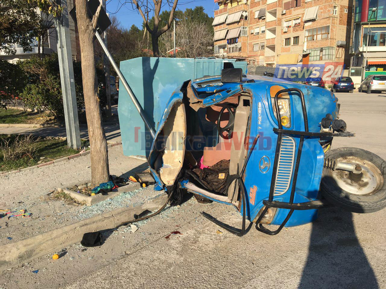 FOTO GALERI/ Vlorë, kamionçina përmbyset në rrugë, dy të plagosur