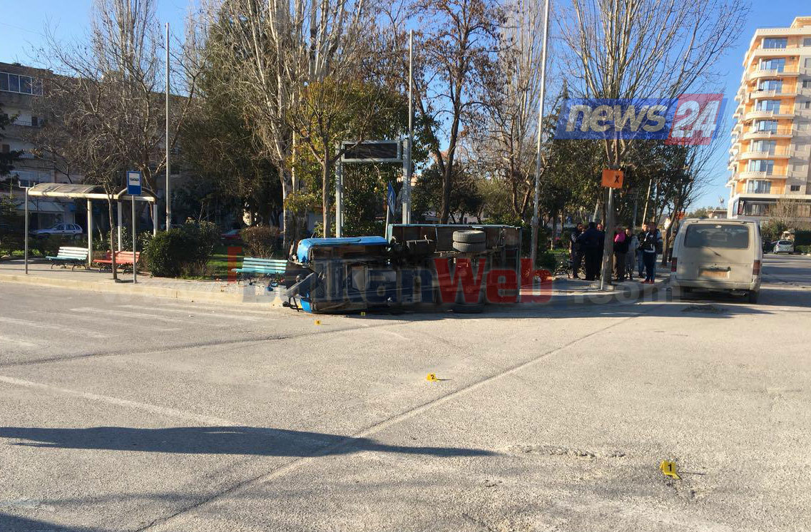 FOTO GALERI/ Vlorë, kamionçina përmbyset në rrugë, dy të plagosur